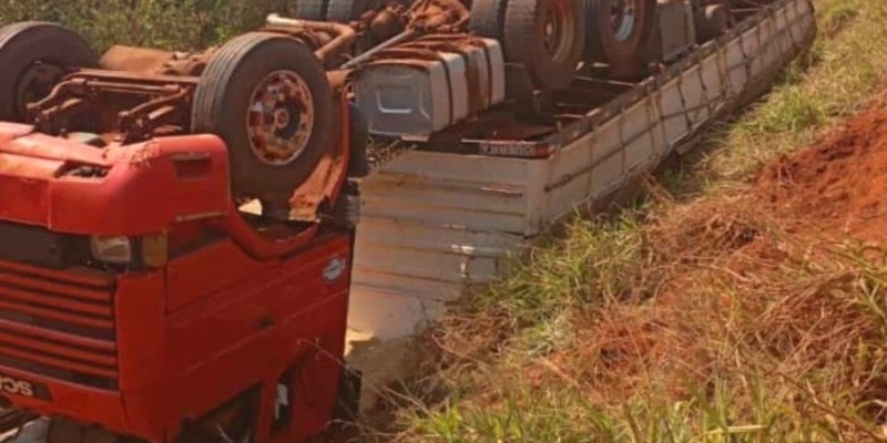 BATAYPORÃ: Carreta fica fora de controle e cai em ribanceira