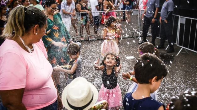 Chuva no domingo contrasta com alegria e criatividade de foliões nas ruas de Campo Grande