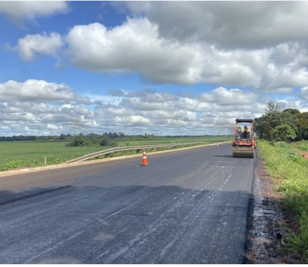 Obra em rodovia que liga Terenos à Ponte do Grego avança com aplicação de concreto asfáltico