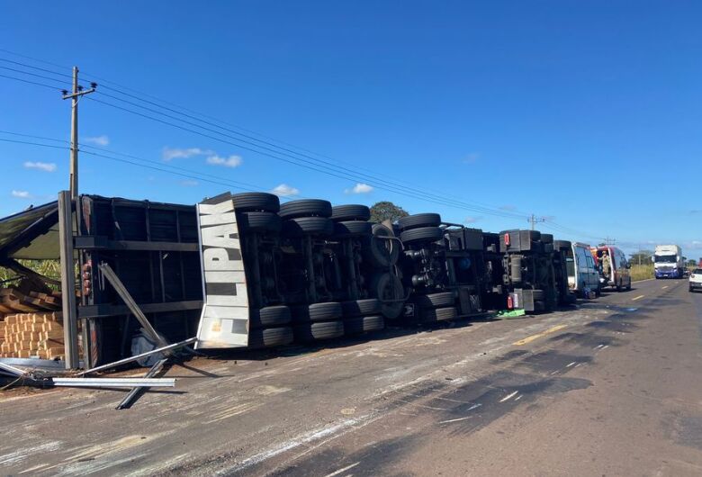 Carreta que transportava madeira tomba na divisa de MS com São Paulo