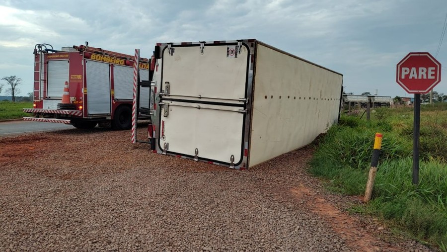 Caminhão frigorífico tomba na rotatória de Bataguassu