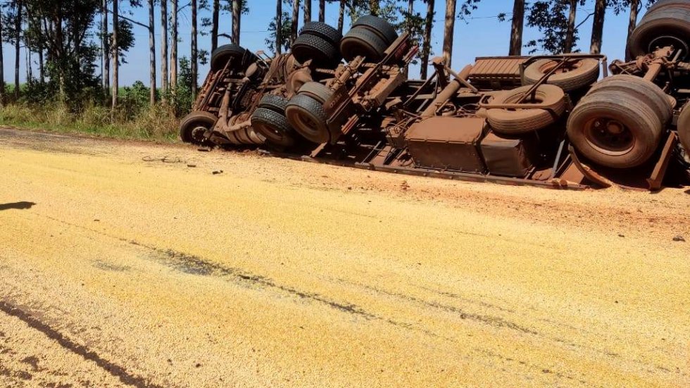 IVINHEMA: Carreta carregada de soja tomba na BR-376