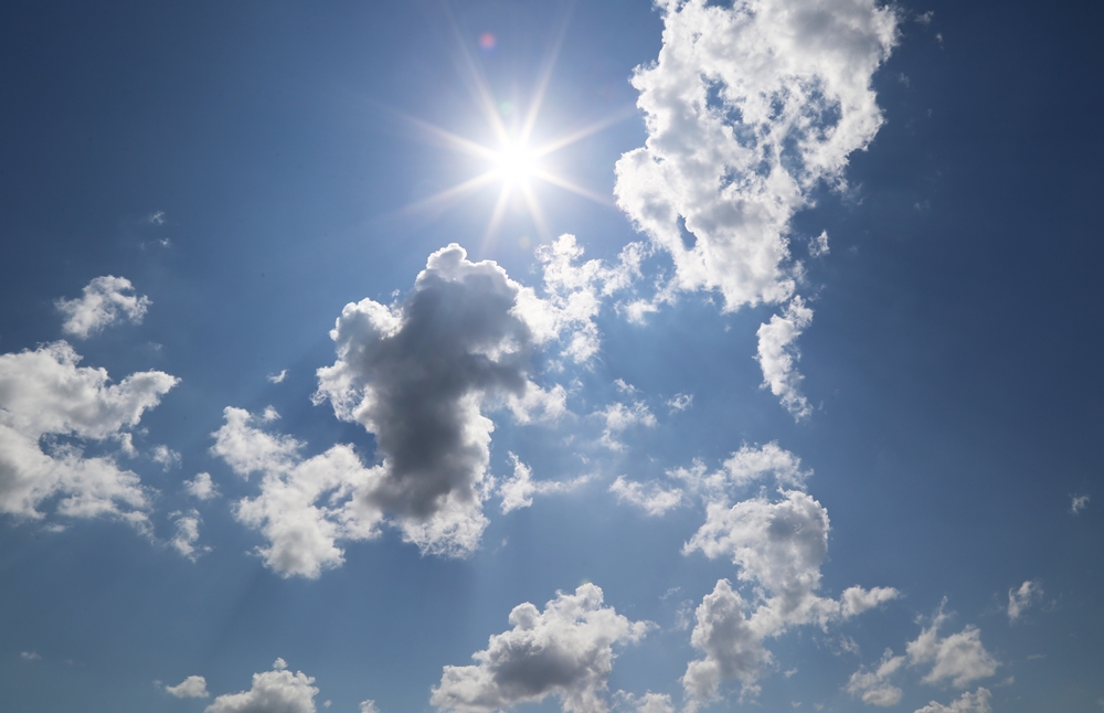 Sol o dia todo sem nuvens no céu, com aumento de nebulosidade à noite. Não chove