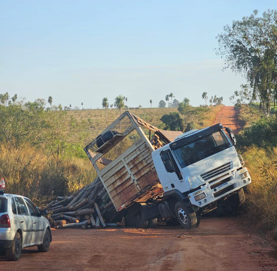 Angélica: Acidente na MS 141 carreta carregada com madeira