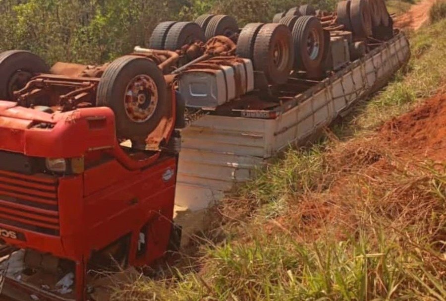 BATAYPORÃ: Carreta fica fora de controle e cai em ribanceira