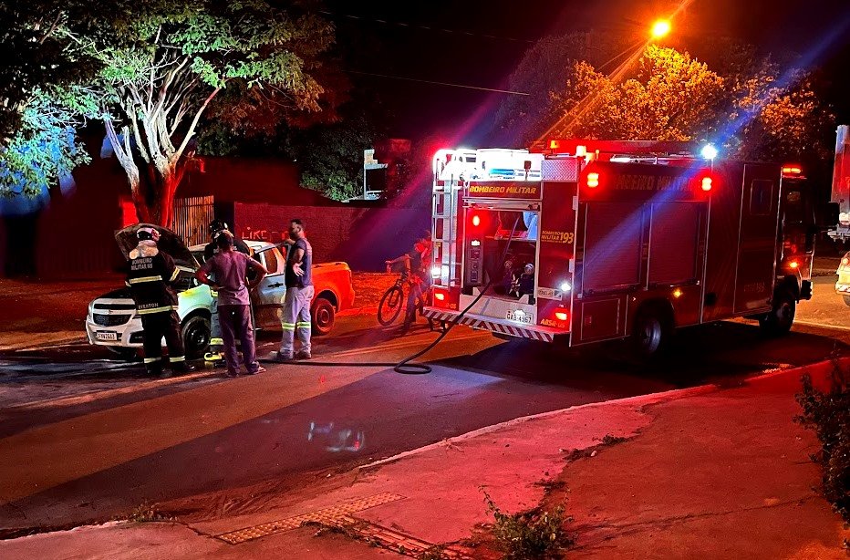 IVINHEMA: Carro pega fogo no Bairro Itapoã e populares contêm incêndio