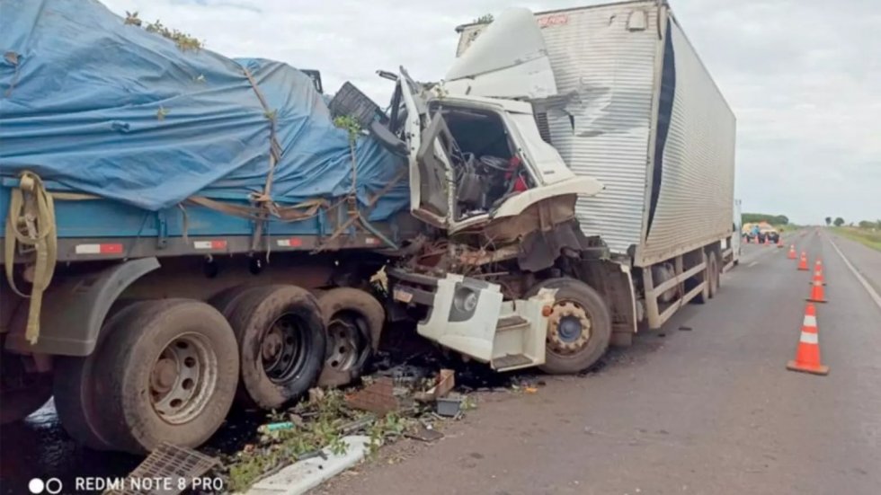 Caminhoneiro não vê carreta parada na rodovia e provoca acidente na MS-306