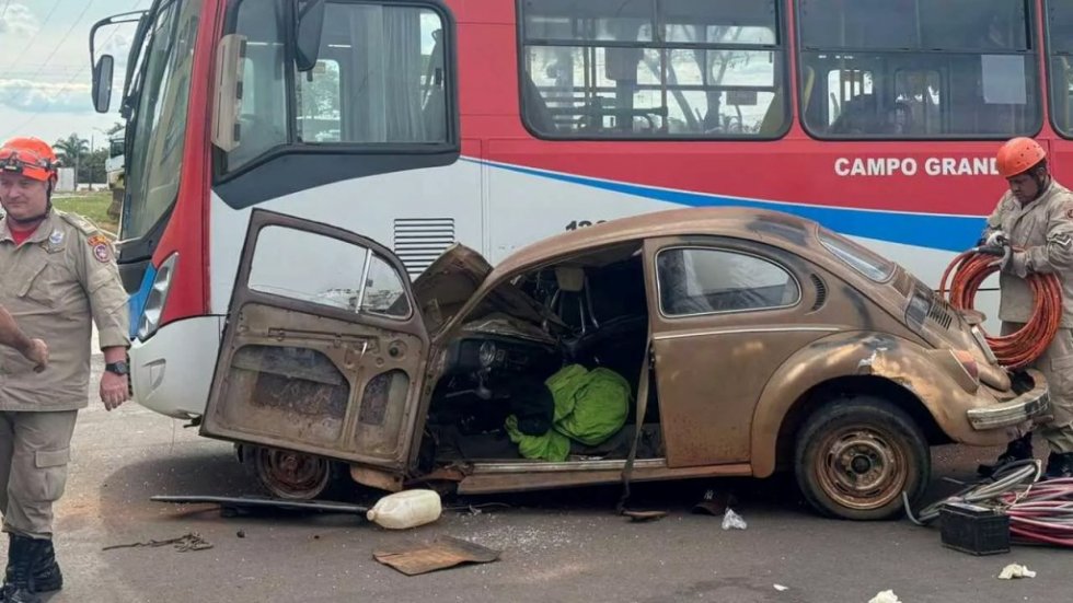 Fusca ‘passa direto’ e fica destruído ao atingir ônibus em cruzamento de MS