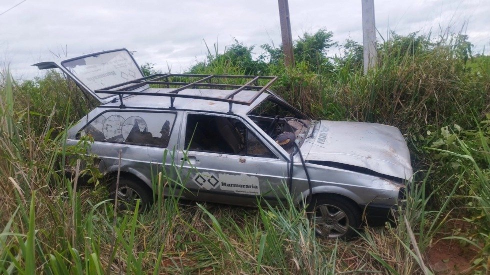 Passageiro de carro fica ferido, após condutor dormir ao volante e capotar na MS-276 entre Batayporã e Anaurilândia