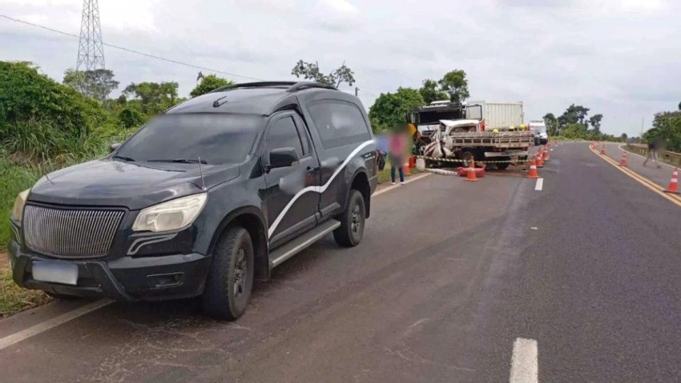 Acidente entre caminhonete e caminhão deixa três mortos na BR-163 em MS