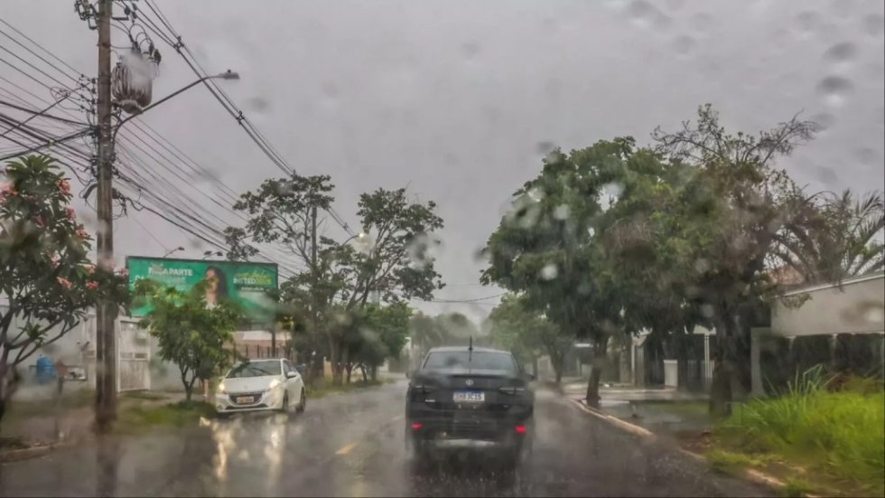 Inmet prevê dois dias de tempestades e emite alerta de perigo para MS