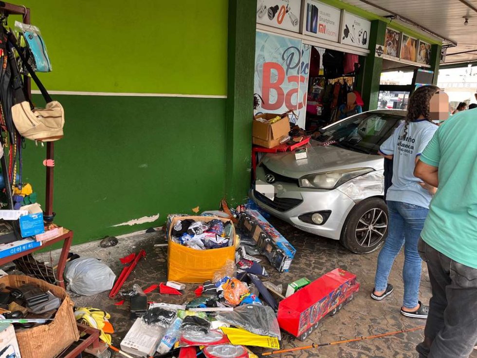 IVINHEMA: Carro invade galeria e atinge banca do Paulinho