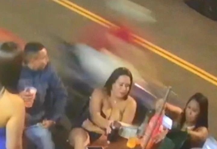 Mulher foi atropelada por uma moto enquanto estava sentada na mesa de uma adega (VÍDEO)