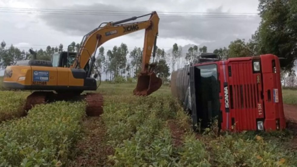 Caminhão carregado com cigarros tomba e motorista abandona carga em MS