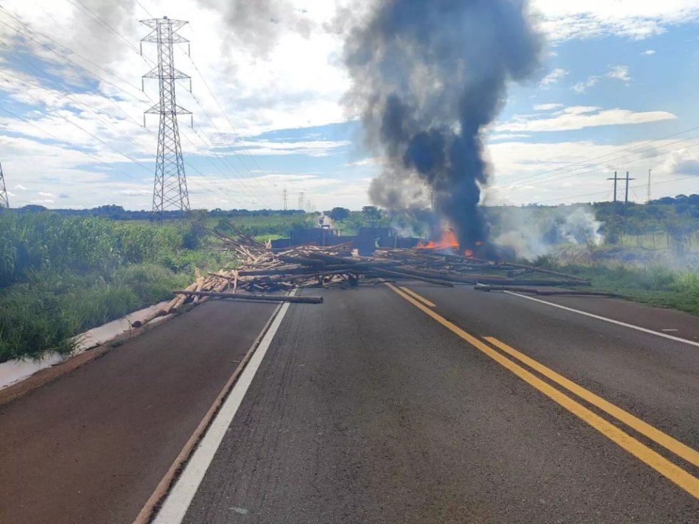 Carreta com eucalipto pega fogo após batida com carro na BR-262 em MS