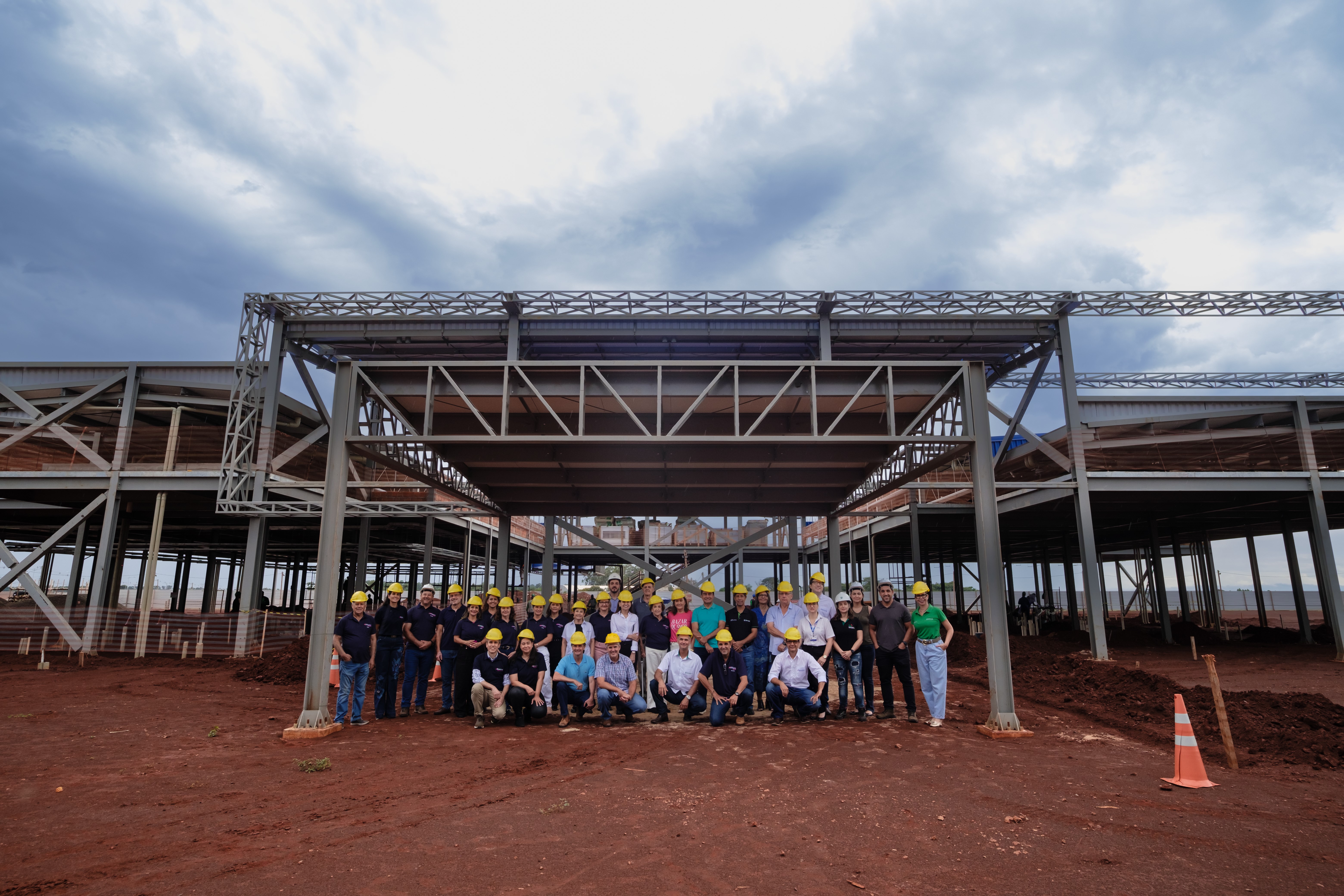 Equipe da Sicredi Centro-Sul MS/BA e autoridades visitam obras do  Hospital de Amor em Dourados