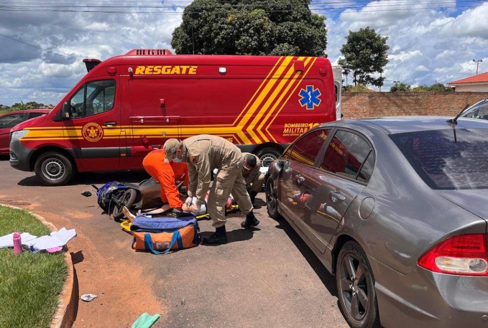 IVINHEMA: Colisão entre carro e moto deixa motociclista ferida próximo ao quartel da PM