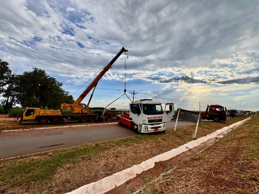 Operação para destombar contêiner com cerca de 40 toneladas de carne interdita MS-134, entre Nova Andradina e Batayporã