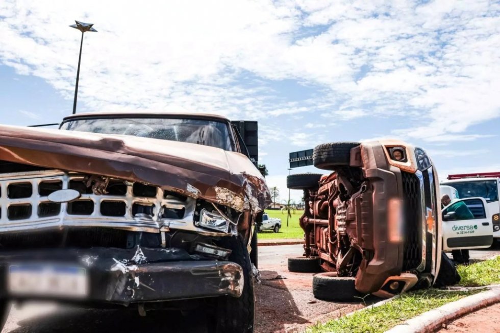 Acidente envolve cinco veículos e caminhonete tomba em MS