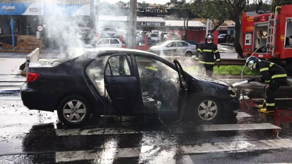 Explosão provoca incêndio e destrói veículo em MS