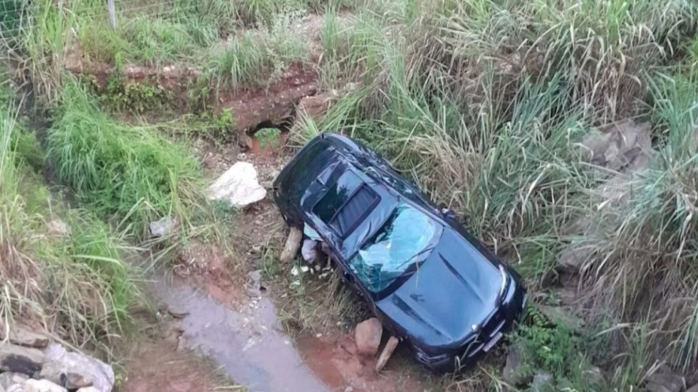 Motorista de BMW bate em guard rail, cai de ponte e jovem morre na MS-345