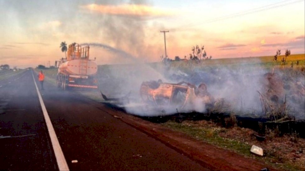 Motorista perde controle, capota carro que pega fogo na BR-163 e um fica ferido