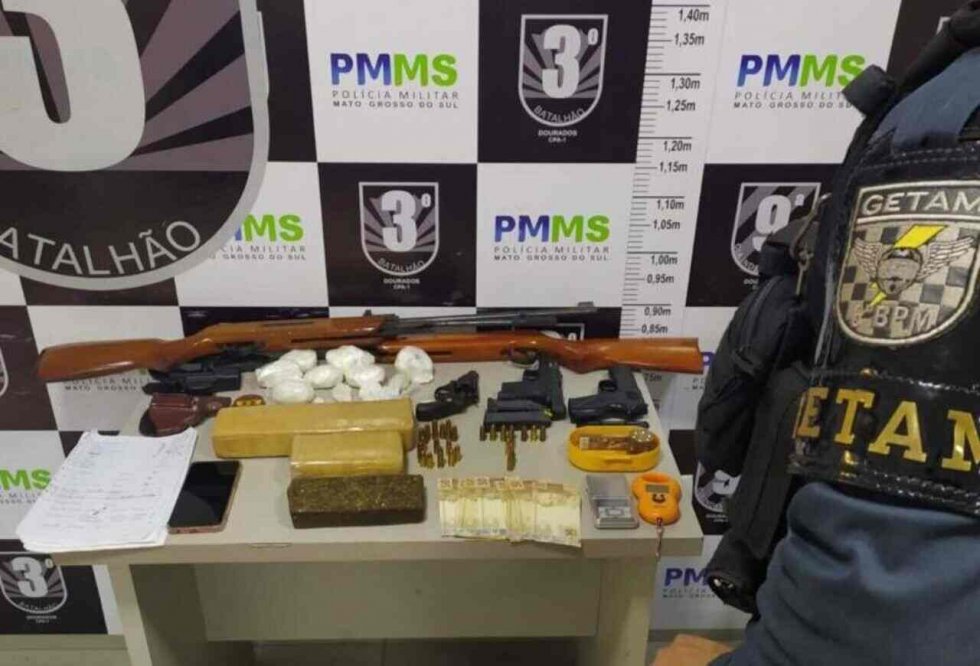 Operação da PM prende homem, armas e drogas em casa que estava em construção